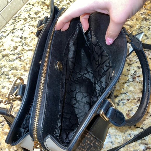 ✨Calvin Klein Handbag✨ - Picture 7 of 7